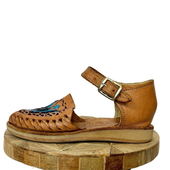 LA ROSA Pierced Leather Huaraches Embroidered Blue Butterfly sz 7" Buckle Sandal - Picture 2 of 10